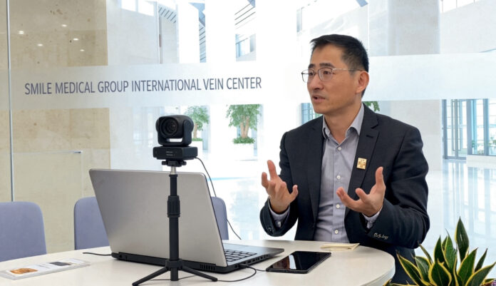 Dr. Qiang Zhang during a global venous consultation